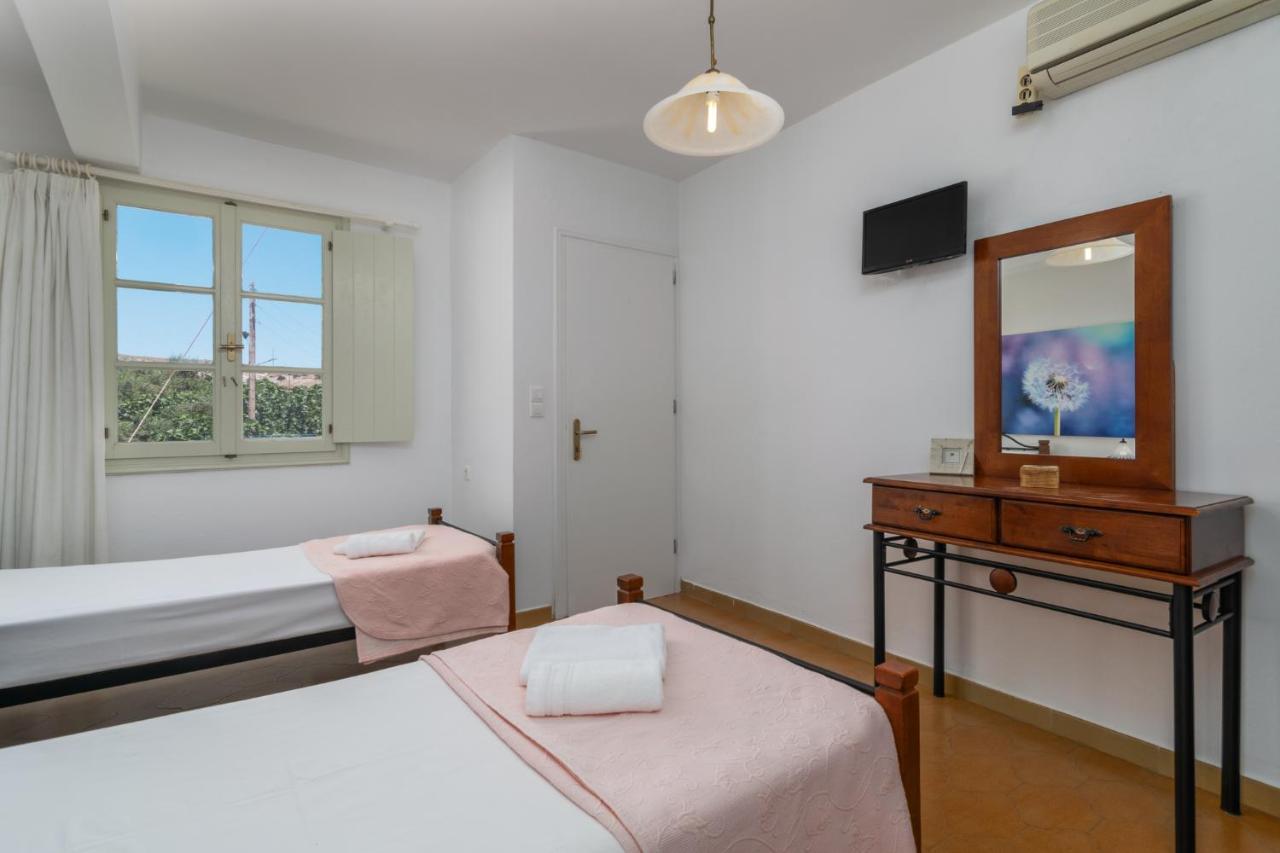 Areti'S Milos Guesthouses Adamantas  ภายนอก รูปภาพ