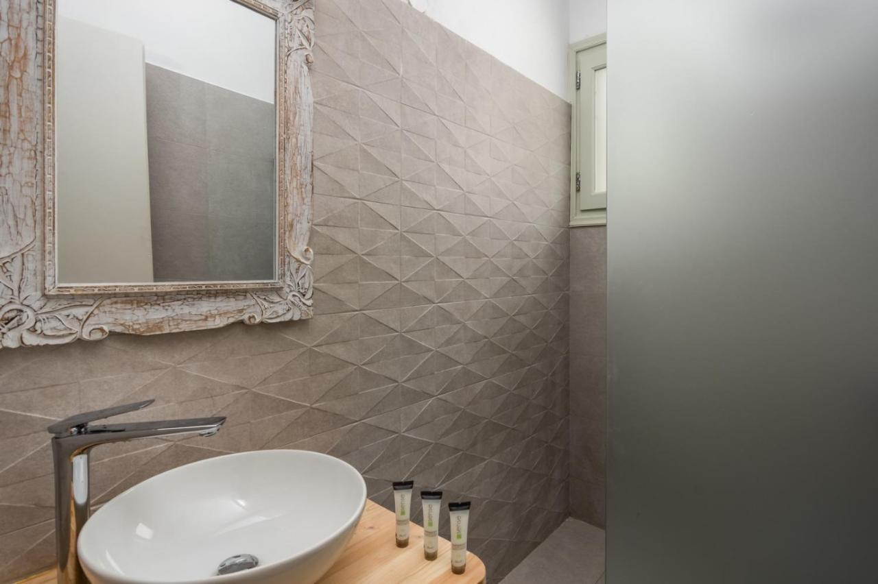 Areti'S Milos Guesthouses Adamantas  ภายนอก รูปภาพ